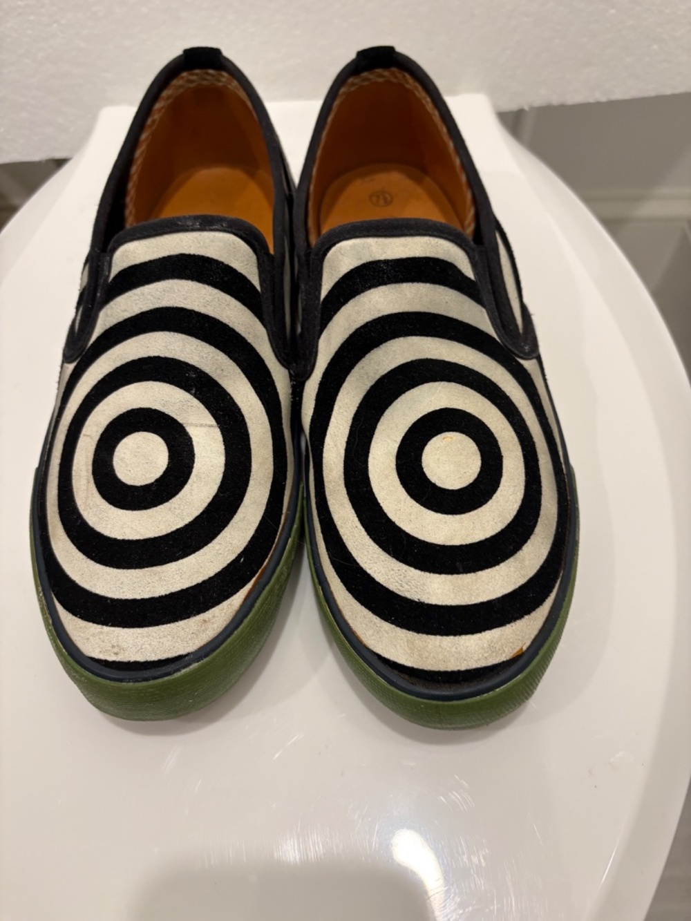 Vintage 80%20 Black & White Bullseye Slip-On Sneakers; 7.5 - Picture 2 of 7